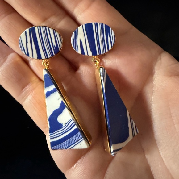 unsigned Jewelry - Blue and White Patterned Triangle Gold Border Dangling Statement Post Earrings